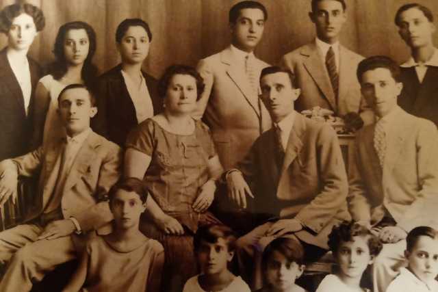 Giovanni, Lucrezia, 15 figli e 40 nipoti: � la storia della dinastia Trione, i pellicciai baresi